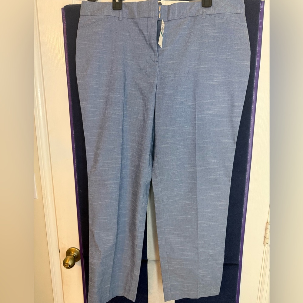 Van Heusen NWT
Dress Slacks
Blue Size 16